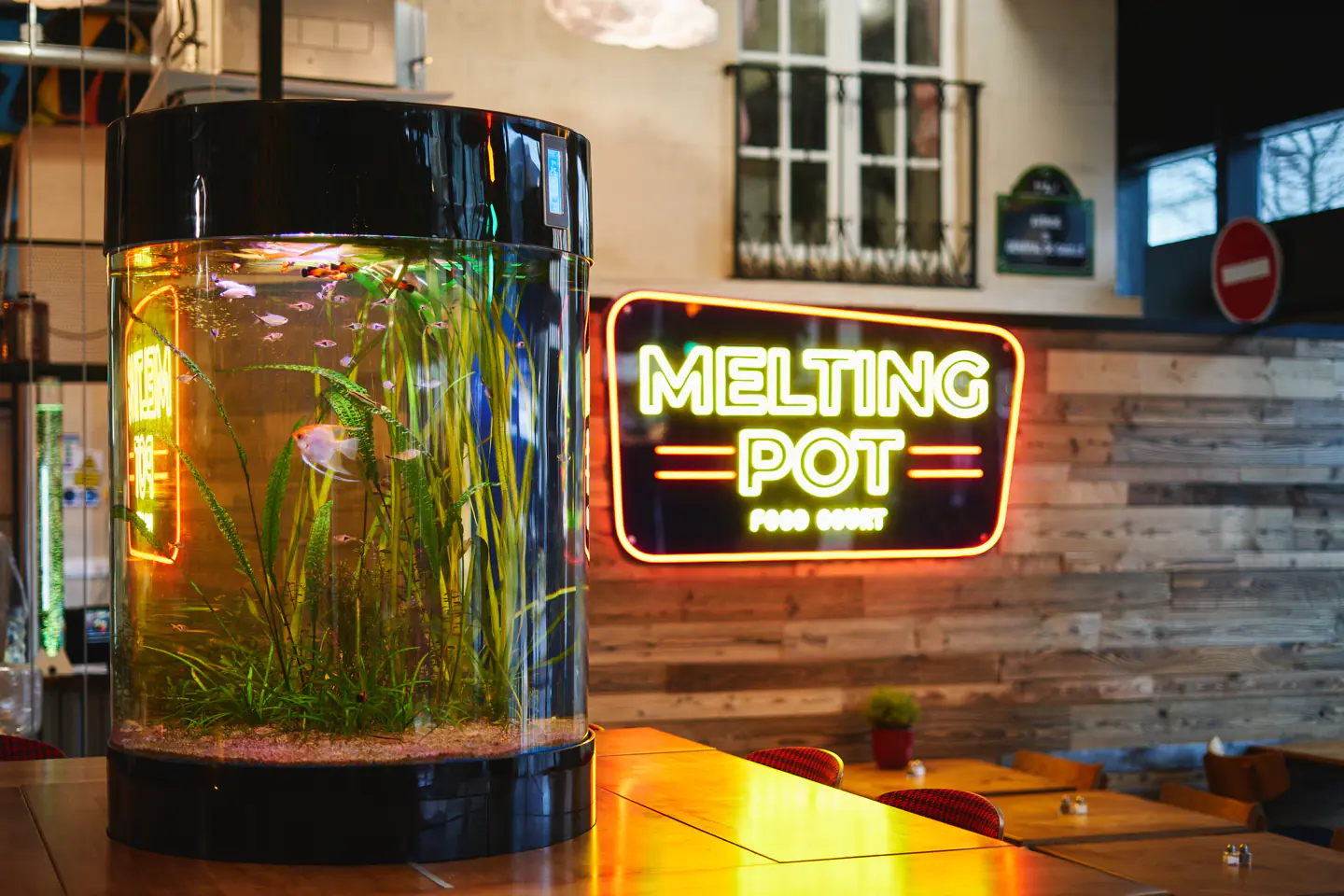 Grand aquarium cylindrique et enseigne néon Melting Pot à Bagnolet