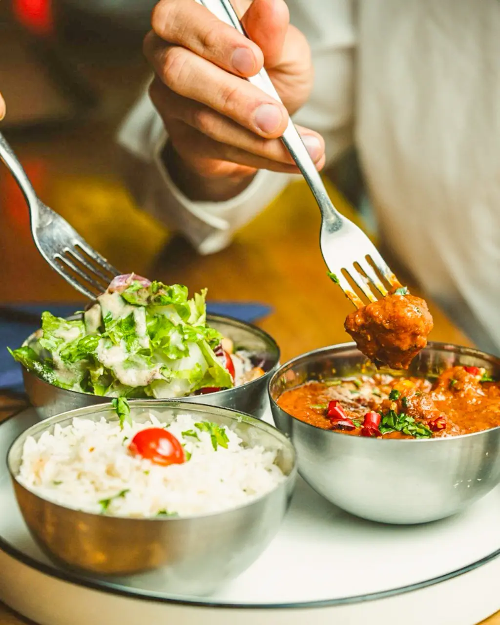 Plat indien de Mumbai Central servi avec riz et salade