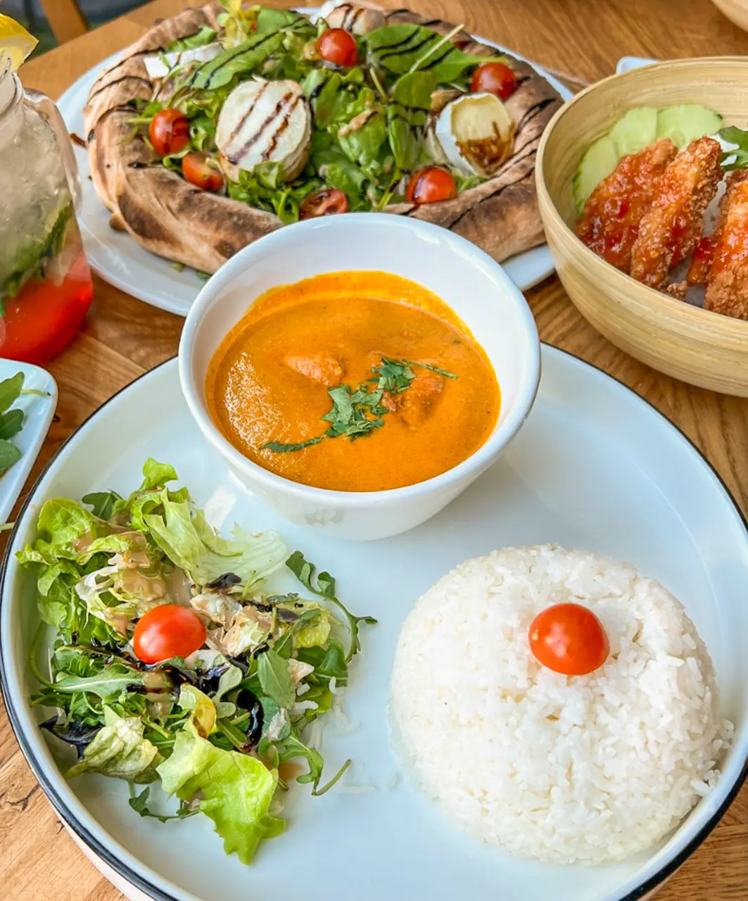 Thali indien avec curry, riz basmati et salade