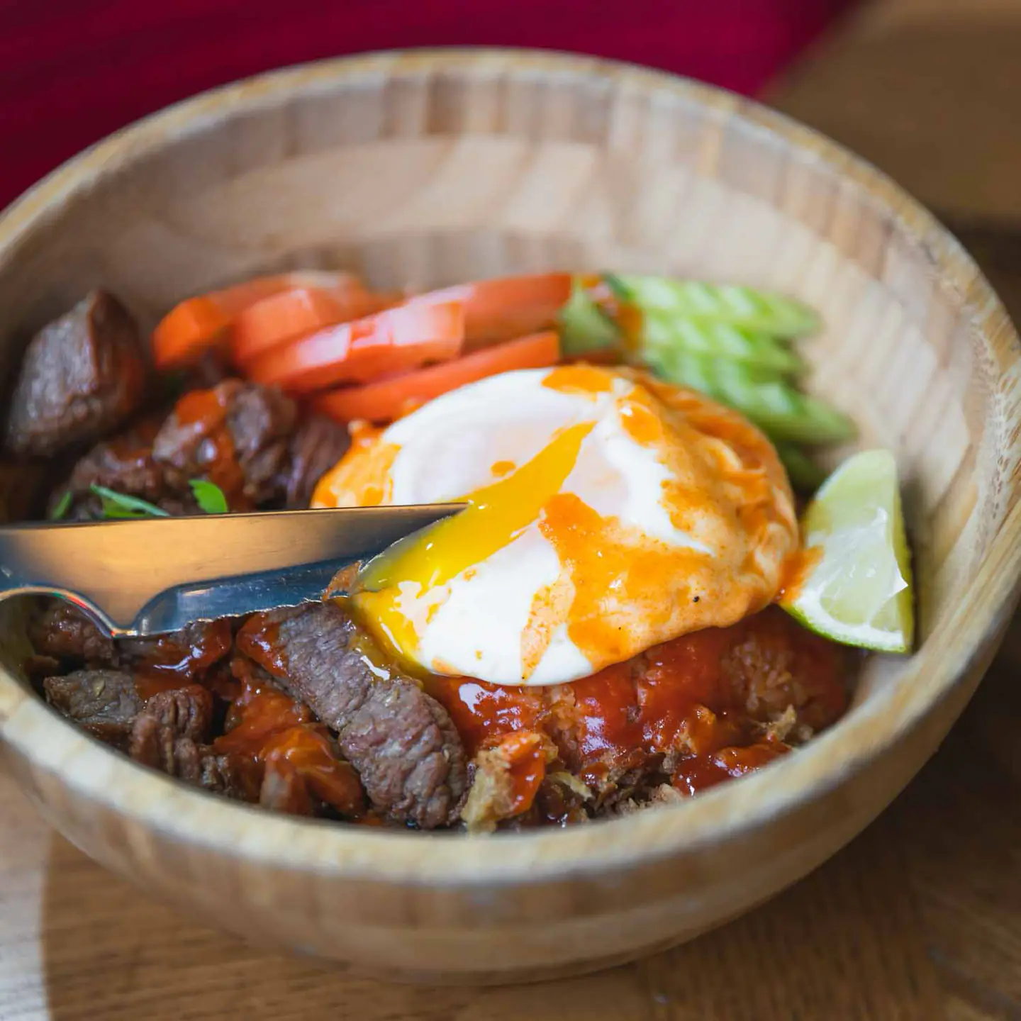 Bol de bœuf sauté thaï, légumes frais et œuf mollet
