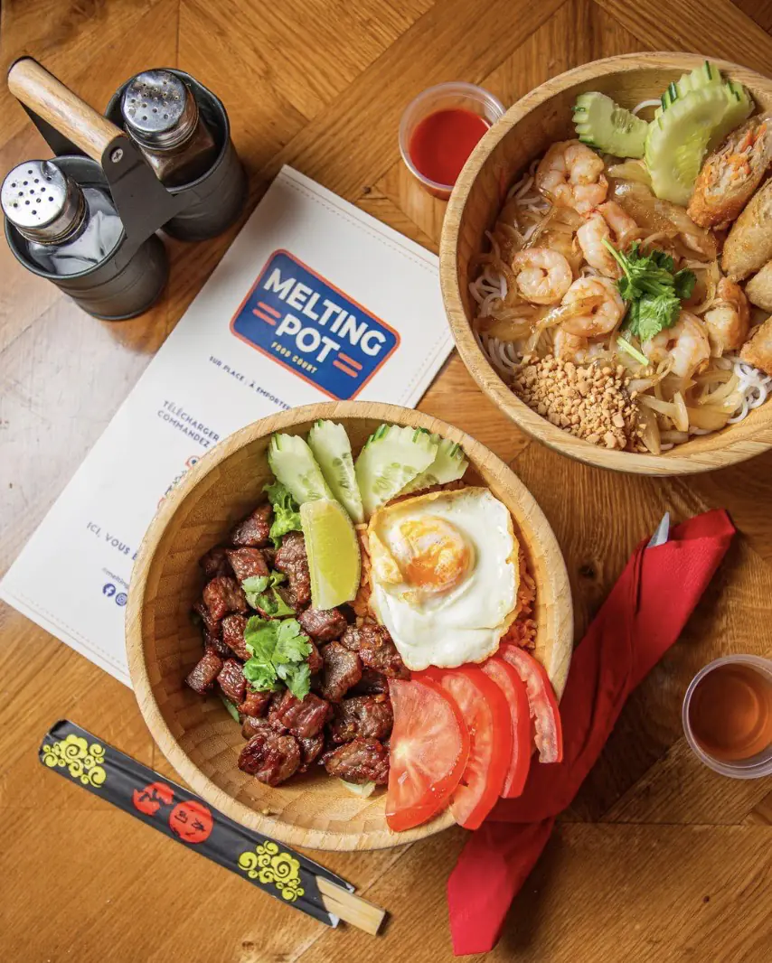 Bols thaïlandais de nouilles et de bœuf avec un œuf au plat