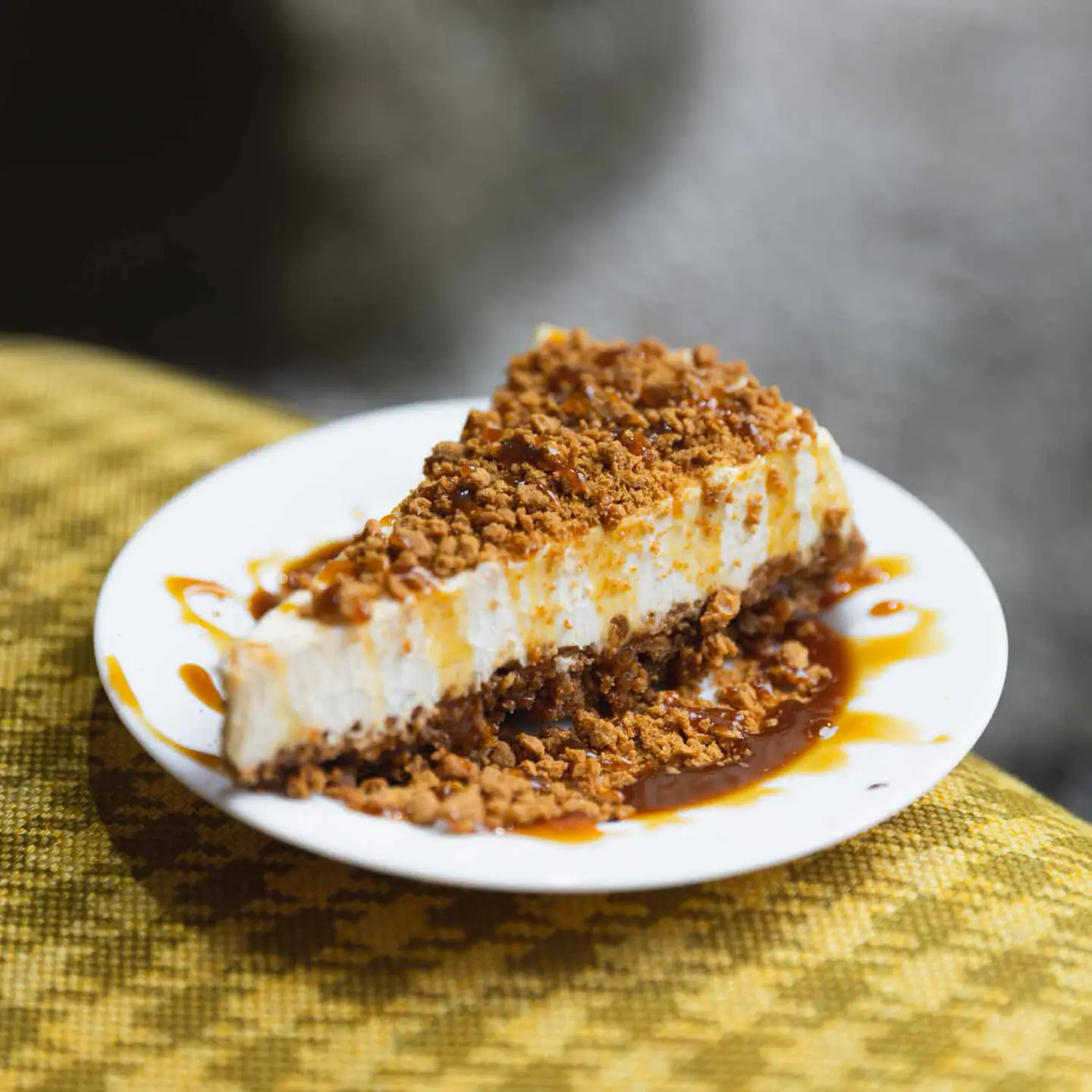 Part de cheesecake au spéculoos et caramel